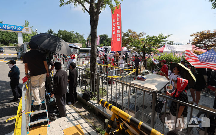 [의왕=뉴시스] 홍효식 기자 = 김건희 여사 의혹을 수사하는 민중기 특별검사팀이 윤석열 전 대통령에 대한 체포 영장 재집행 시도를 앞둔 가운데 5일 경기 의왕시 서울구치소 앞에서 취재진들과 지지자들이 대기하고 있다. 2025.08.05. yesphoto@newsis.com