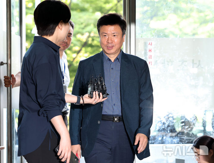 [서울=뉴시스] 조성우 기자 = 전하규 국방부 대변인이 5일 오전 서울 서초구 순직 해병 특별검사팀 사무실에 참고인 신분으로 출석하고 있다. 2025.08.05. xconfind@newsis.com