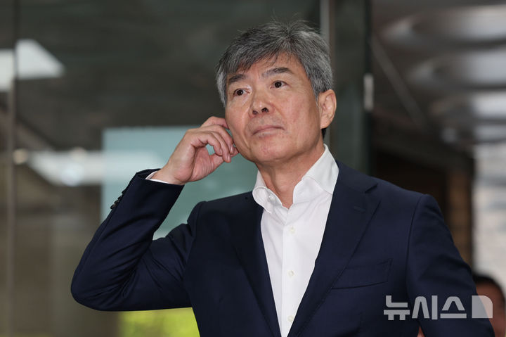 [서울=뉴시스] 권창회 기자 = 김건희 전 여사의 최측근이자 계좌를 관리한 인물로 알려진 이종호 전 블랙펄인베스트먼트 대표가 5일 오전 서울 서초구 서울중앙지법에서 열린 구속 전 피의자심문(영장실질심사)에 출석하고 있다. 2025.08.05. kch0523@newsis.com