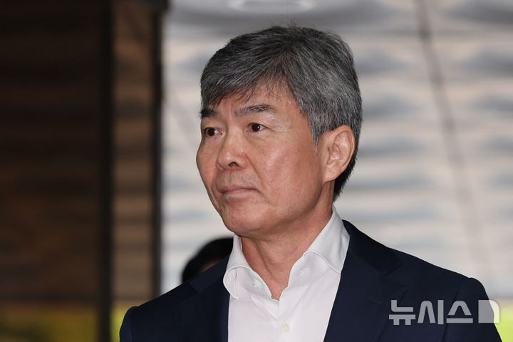 [서울=뉴시스] 권창회 기자 = 김건희 전 여사의 최측근이자 계좌를 관리한 인물로 알려진 이종호 전 블랙펄인베스트먼트 대표가 5일 오전 서울 서초구 서울중앙지법에서 열린 구속 전 피의자심문(영장실질심사)에 출석하고 있다. 2025.08.05. kch0523@newsis.com