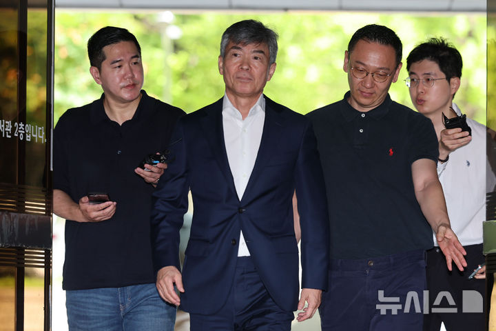 [서울=뉴시스] 권창회 기자 = 김건희 전 여사의 최측근이자 계좌를 관리한 인물로 알려진 이종호 전 블랙펄인베스트먼트 대표가 5일 오전 서울 서초구 서울중앙지법에서 열린 구속 전 피의자심문(영장실질심사)에 출석하고 있다. 2025.08.05. kch0523@newsis.com