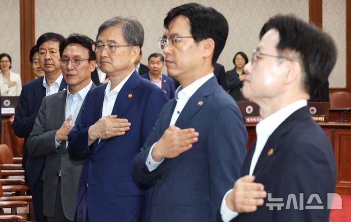 [서울=뉴시스] 김명원 기자 = 김민석 국무총리 및 국무위원들이 5일 오전 서울 종로구 정부서울청사에서 열린 국무회의에서 국민의례를 하고 있다. (공동취재) 2025.08.05. photo@newsis.com