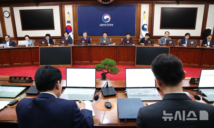 [서울=뉴시스] 김명원 기자 = 김민석 국무총리가 5일 오전 서울 종로구 정부서울청사에서 열린 국무회의에서 발언을 하고 있다. (공동취재) 2025.08.05. photo@newsis.com