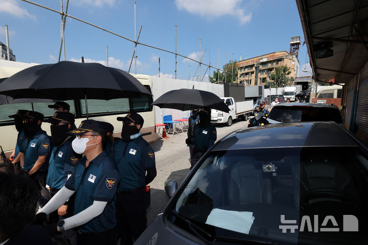 [서울=뉴시스] 배훈식 기자 = 경찰이 서부지법 폭력 난동 사태와 관련해 전광훈 목사에 대한 압수수색에 들어간 5일 오전 서울 성북구 사랑제일교회 진입로가 통제되어 있다. 2025.08.05. dahora83@newsis.com