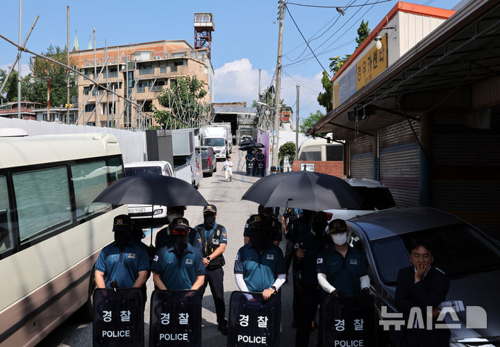 [서울=뉴시스] 배훈식 기자 = 경찰이 서부지법 폭력 난동 사태와 관련해 전광훈 목사에 대한 압수수색에 들어간 5일 오전 서울 성북구 사랑제일교회 진입로가 통제되어 있다. 2025.08.05. dahora83@newsis.com