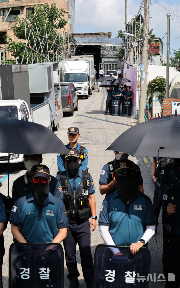 [서울=뉴시스] 배훈식 기자 = 경찰이 서부지법 폭력 난동 사태와 관련해 전광훈 목사에 대한 압수수색에 들어간 5일 오전 서울 성북구 사랑제일교회 진입로가 통제되어 있다. 2025.08.05. dahora83@newsis.com