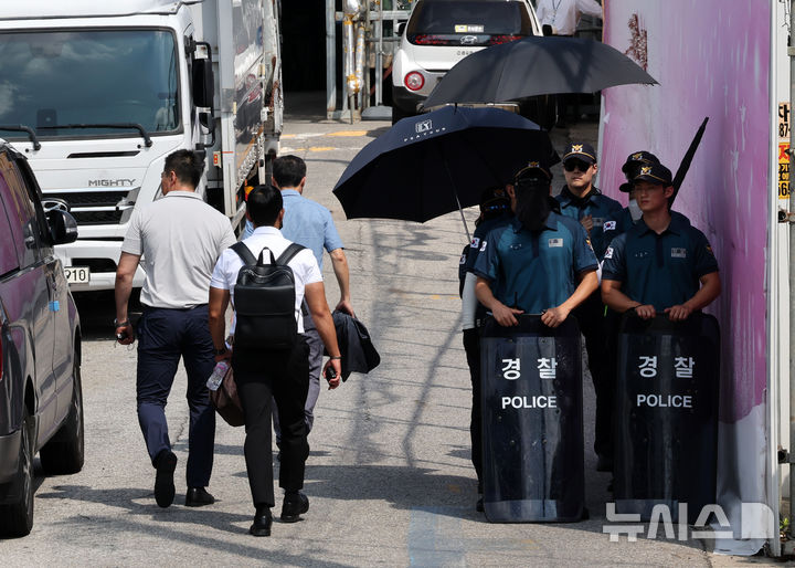[서울=뉴시스] 배훈식 기자 = 경찰이 서부지법 폭력 난동 사태와 관련해 전광훈 목사에 대한 압수수색에 들어간 5일 오전 서울 성북구 사랑제일교회 진입로가 통제되어 있다. 2025.08.05. dahora83@newsis.com