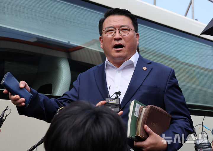 [서울=뉴시스] 배훈식 기자 = 경찰이 서부지법 폭력 난동 사태와 관련해 전광훈 목사에 대한 압수수색에 들어간 5일 오전 서울 성북구 사랑제일교회 앞에서 전국애국목사회 대표 양준원 목사가 종교시설에 대한 압수수색은 부당하다는 취지의 발언을 하고 있다. 2025.08.05. dahora83@newsis.com