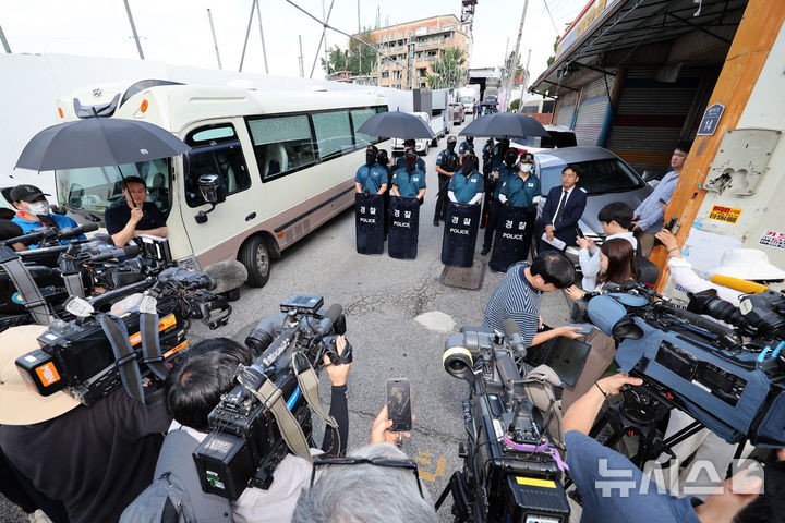 [서울=뉴시스] 배훈식 기자 = 경찰이 서부지법 폭력 난동 사태와 관련해 전광훈 목사에 대한 압수수색에 들어간 5일 오전 서울 성북구 사랑제일교회 진입로가 통제되어 있다. 2025.08.05. dahora83@newsis.com