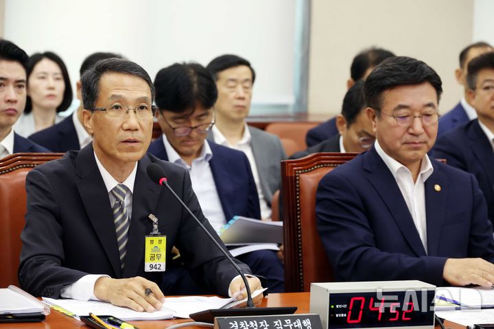 [서울=뉴시스] 조성봉 기자 = 유재성 경찰청장 직무대행이 5일 오전 서울 여의도 국회에서 열린 행정안전위원회 전체회의에서 의원의 질의에 답변하고 있다. 오른쪽은 윤호중 행정안전부 장관. 2025.08.05. suncho21@newsis.com