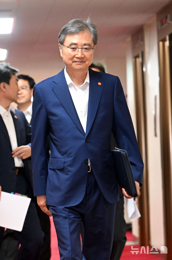 [서울=뉴시스] 김명원 기자 = 조현 외교부 장관이 5일 오전 서울 종로구 정부서울청사에서 열리는 국무회의에 참석하고 있다. (공동취재) 2025.08.05. photo@newsis.com