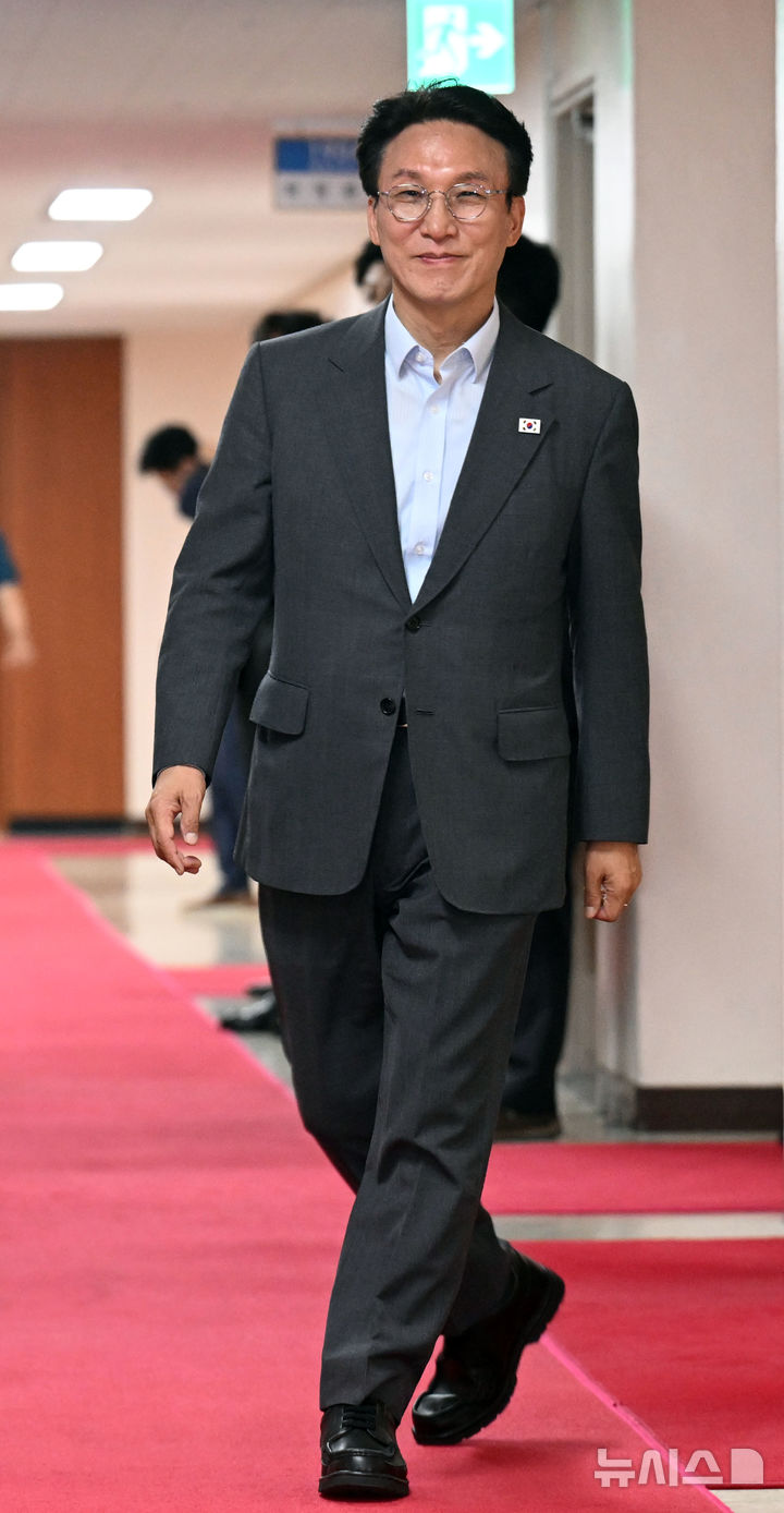 [서울=뉴시스] 김명원 기자 = 김민석 국무총리가 5일 오전 서울 종로구 정부서울청사에서 열리는 국무회의에 참석하고 있다. (공동취재) 2025.08.05. photo@newsis.com