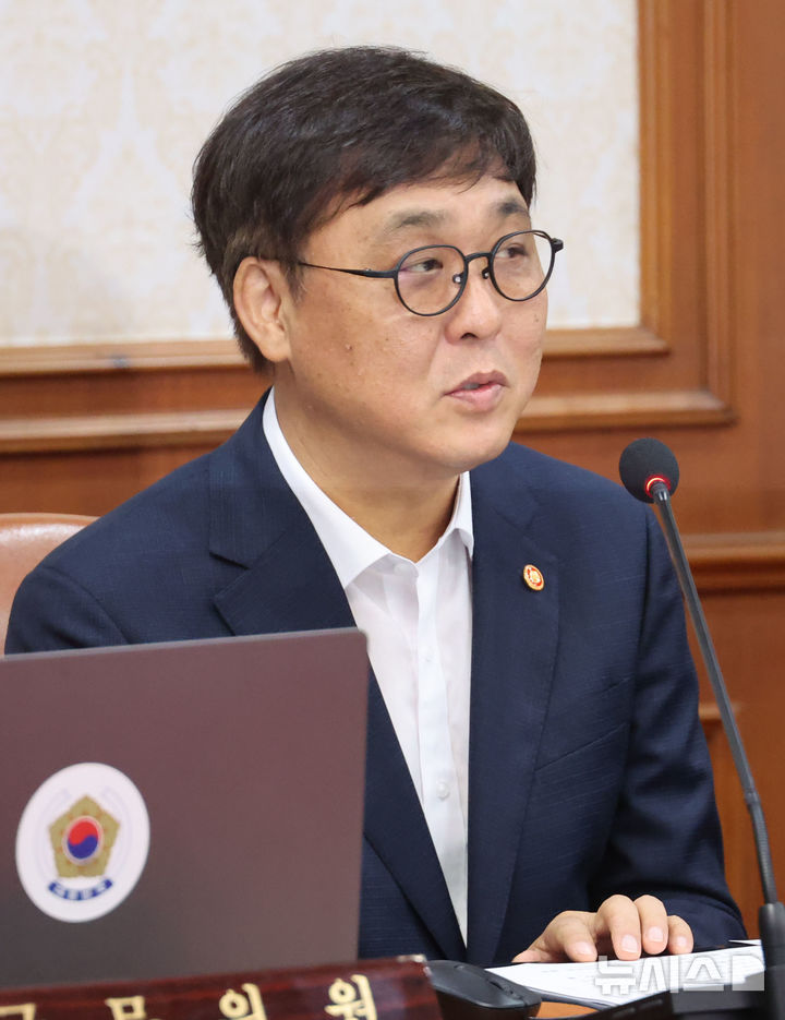 [서울=뉴시스] 김명원 기자 = 최휘영 문화체육관광부 장관이 5일 서울 종로구 정부서울청사에서 열린 국무회의에 앞서 발언하고 있다. (공동취재) 2025.08.05. photo@newsis.com