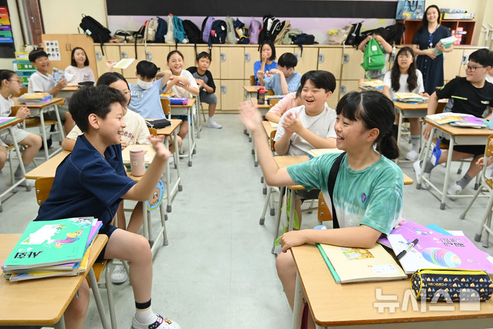 [수원=뉴시스] 김종택 기자 = 5일 여름방학을 마치고 개학한 경기 수원시 영통구 잠원초등학교 4학년2반 학생들이 오랜만에 만난 친구들과 반갑게 인사하고 있다. 2025.08.05. jtk@newsis.com
