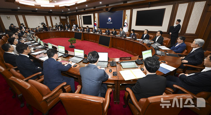 [서울=뉴시스] 김명원 기자 = 김민석 국무총리가 5일 오전 서울 종로구 정부서울청사에서 열린 국무회의를 주재하고 있다. (공동취재) 2025.08.05. photo@newsis.com