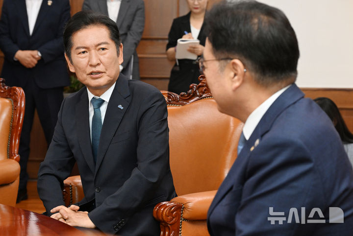 [서울=뉴시스] 고승민 기자 = 정청래 더불어민주당 대표가 5일 서울 여의도 국회에서 우원식 국회의장을 예방, 인사말을 하고 있다. (공동취재) 2025.08.05. photo@newsis.com