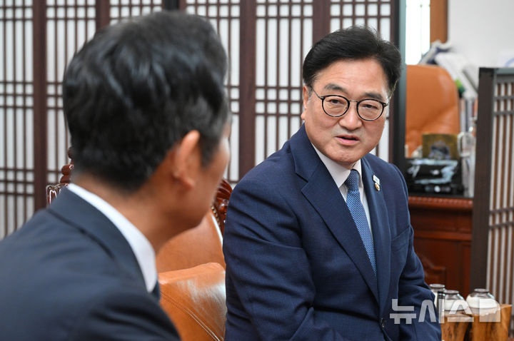 [서울=뉴시스] 고승민 기자 = 우원식 국회 의장이 5일 서울 여의도 국회에서 정청래 더불어민주당 대표를 접견, 인사말을 하고 있다. (공동취재) 2025.08.05. photo@newsis.com