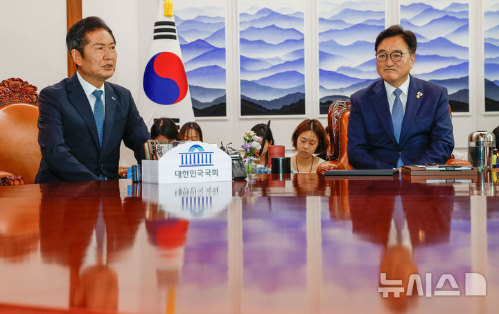 [서울=뉴시스] 고승민 기자 = 정청래 더불어민주당 대표가 5일 서울 여의도 국회에서 우원식 국회의장을 예방, 대화를 나누고 있다. (공동취재) 2025.08.05. photo@newsis.com