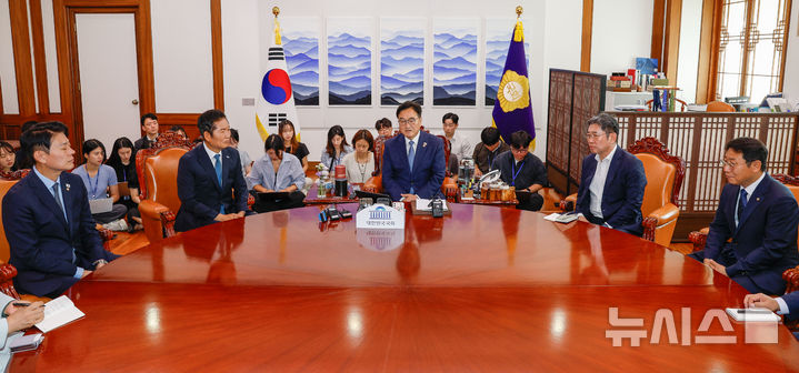 [서울=뉴시스] 고승민 기자 = 정청래 더불어민주당 대표가 5일 서울 여의도 국회에서 우원식 국회의장을 예방, 대화를 나누고 있다. (공동취재) 2025.08.05. photo@newsis.com