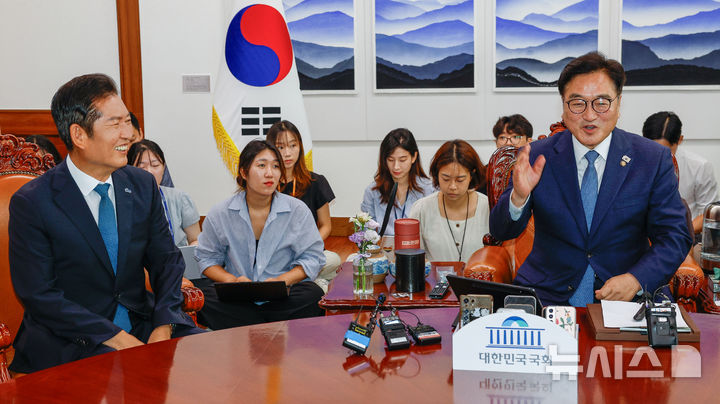 [서울=뉴시스] 고승민 기자 = 정청래 더불어민주당 대표가 5일 서울 여의도 국회에서 우원식 국회의장을 예방, 대화를 나누고 있다. (공동취재) 2025.08.05. photo@newsis.com