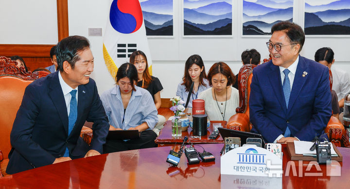 [서울=뉴시스] 고승민 기자 = 정청래 더불어민주당 대표가 5일 서울 여의도 국회에서 우원식 국회의장을 예방, 대화를 나누고 있다. (공동취재) 2025.08.05. photo@newsis.com