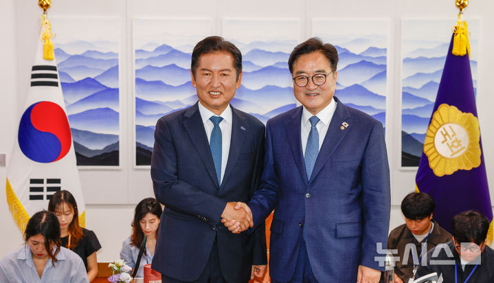 [서울=뉴시스] 고승민 기자 = 정청래(왼쪽) 더불어민주당 대표가 5일 서울 여의도 국회에서 우원식 국회의장을 예방, 기념촬영하고 있다. (공동취재) 2025.08.05. photo@newsis.com