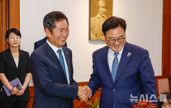 [서울=뉴시스] 고승민 기자 = 정청래 더불어민주당 대표가 5일 서울 여의도 국회에서 우원식 국회의장을 예방, 악수하고 있다. (공동취재) 2025.08.05. photo@newsis.com