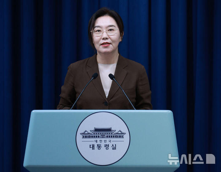 [서울=뉴시스] 고범준 기자 = 강유정 대변인이 5일 서울 용산 대통령실 청사에서 국민임명식 초청장 전달 관련 브리핑을 하며 출입기자 질문에 답하고 있다. 2025.08.05. bjko@newsis.com