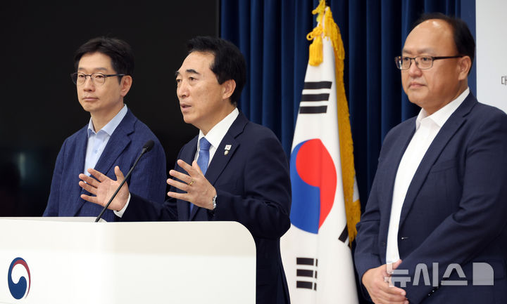 [세종=뉴시스] 강종민 기자 = 박수현 국정기획위원회 국가균형성장특별위원장이 5일 세종시 정부세종청사에서 국정기획위원회가 대통령 세종집무실 건립을 신속추진과제로 선정했다고 밝히고 있다. 2025.08.05. ppkjm@newsis.com