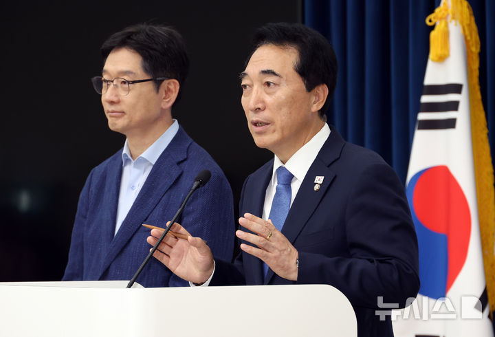 [세종=뉴시스] 강종민 기자 = 박수현 국정기획위원회 국가균형성장특별위원장이 5일 세종시 정부세종청사에서 국정기획위원회가 대통령 세종집무실 건립을 신속추진과제로 선정했다고 밝히고 있다. 2025.08.05. ppkjm@newsis.com