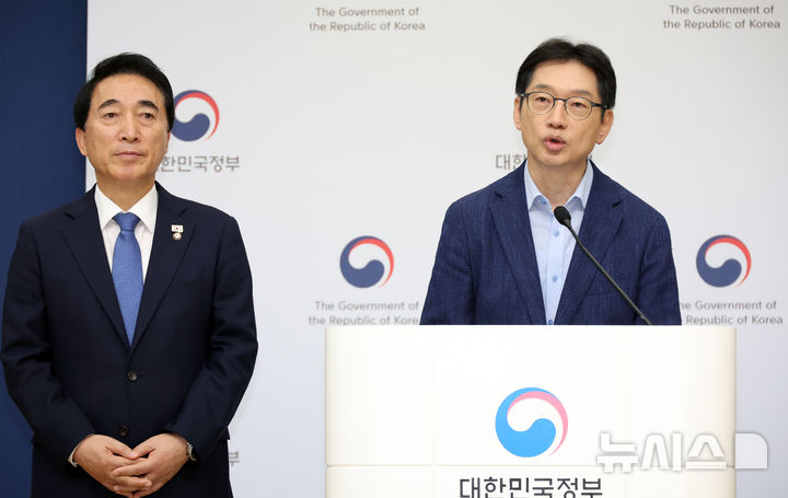 [세종=뉴시스] 강종민 기자 = 김경수 지방시대위원장이 지난 5일 세종시 정부세종청사에서 열린 대통령 세종집무실 건립 신속추진과제 선정 관련 브리핑에서 기자 질문에 답변하고 있다. 왼쪽은 박수현 국정기획위원회 국가균형성장특별위원장. 2025.08.05. ppkjm@newsis.com