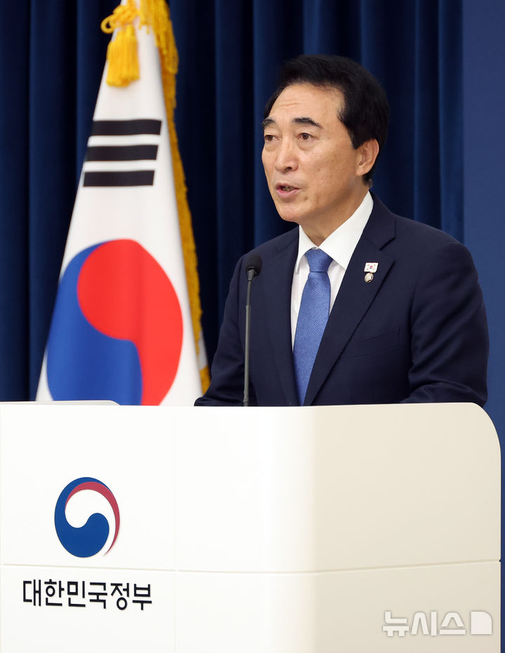 [세종=뉴시스] 강종민 기자 = 박수현 국정기획위원회 국가균형성장특별위원장이 지난 5일 세종시 정부세종청사에서 국정기획위원회가 대통령 세종집무실 건립을 신속추진과제로 선정했다고 밝히고 있다. 2025.08.05. ppkjm@newsis.com