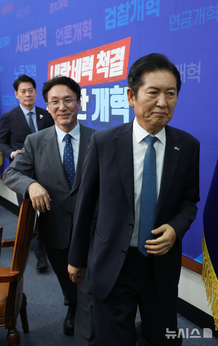 [서울=뉴시스] 고승민 기자 = 정청래 더불어민주당 대표와 김민석 국무총리가 5일 서울 여의도 국회에서 만나 공개발언 후 이석하고 있다. 2025.08.05. kkssmm99@newsis.com