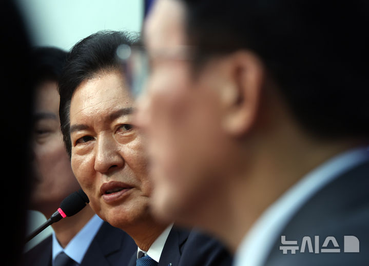 [서울=뉴시스] 고승민 기자 = 정청래 더불어민주당 대표가 5일 서울 여의도 국회에서 김민석 국무총리를 접견, 인사말을 하고 있다. 2025.08.05. kkssmm99@newsis.com