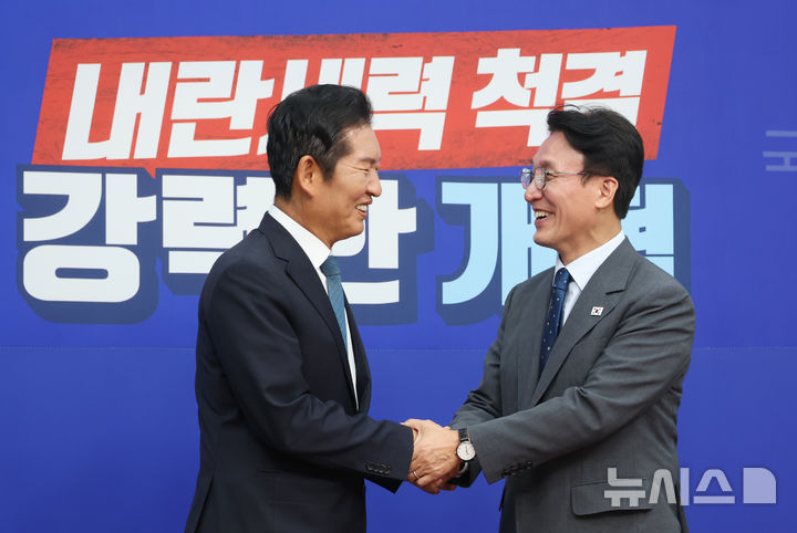 [서울=뉴시스] 고승민 기자 = 김민석(오른쪽) 국무총리가 5일 서울 여의도 국회 더불어민주당을 예방, 정청래 대표와 함께 손을 잡고 기념촬영하고 있다. 2025.08.05. kkssmm99@newsis.com