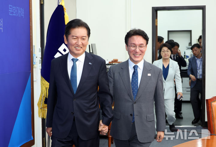 [서울=뉴시스] 고승민 기자 = 김민석 국무총리가 5일 서울 여의도 국회 더불어민주당을 예방, 정청래 대표와 함께 손을 잡고 회의실로 입장하고 있다. 2025.08.05. kkssmm99@newsis.com