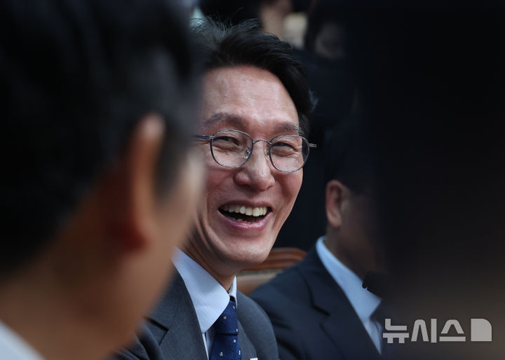 [서울=뉴시스] 고승민 기자 = 김민석 국무총리가 5일 서울 여의도 국회 더불어민주당을 예방, 정청래 대표를 만나 인사말을 하고 있다. 2025.08.05. kkssmm99@newsis.com