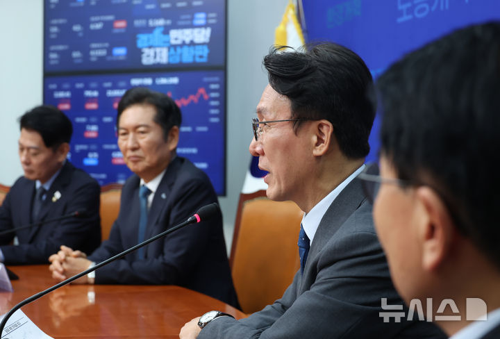 [서울=뉴시스] 고승민 기자 = 김민석 국무총리가 5일 서울 여의도 국회 더불어민주당을 예방, 정청래 대표를 만나 인사말을 하고 있다. 2025.08.05. kkssmm99@newsis.com