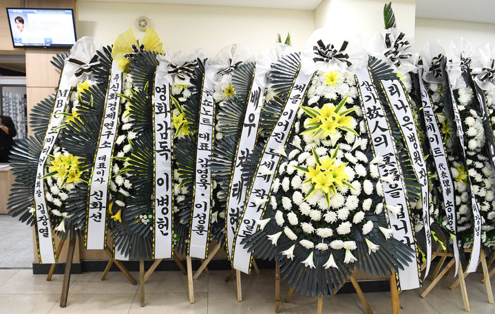 [서울=뉴시스] 사진공동취재단 = 배우 故 송영규의 빈소가 마련된 5일 경기도 용인시 처인구 다보스병원 장례식장 앞에 동료 배우들의 근조 화환이 놓여 있다. 2025.08.05. photo@newsis.com *재판매 및 DB 금지