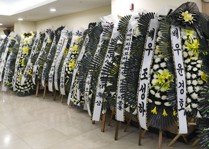 [서울=뉴시스] 사진공동취재단 = 배우 故 송영규의 빈소가 마련된 5일 경기도 용인시 처인구 다보스병원 장례식장 앞에 동료 배우들의 근조 화환이 놓여 있다. 2025.08.05. photo@newsis.com *재판매 및 DB 금지