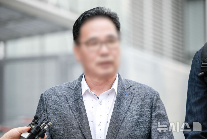 [서울=뉴시스] 정병혁 기자 = 정치 브로커' 명태균 씨가 실질적으로 운영하던 여론조사 기관 미래한국연구소의 전임 소장 김 모씨가 5일 서울 종로구 김건희 특검팀(특별검사 민중기) 사무실로 참고인 조사를 받기 위해 출석하고 있다. 2025.08.05. jhope@newsis.com