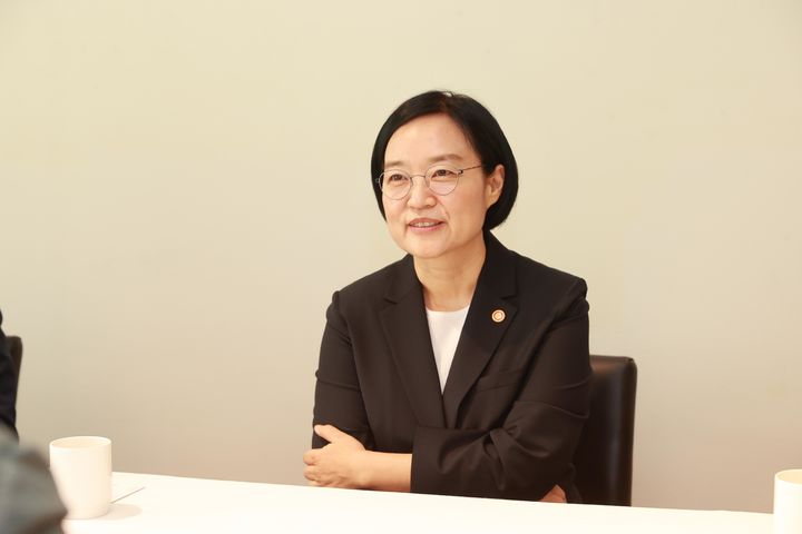 [서울=뉴시스] 한성숙 중소벤처기업부 장관이 지난 5일 서울 중구 달개비에서 코리아스타트업포럼 관계자들과 간담회를 열고 스타트업계 애로사항 등을 논의하고 있다. (사진=중소벤처기업부 제공) 2025.08.06. photo@newsis.com *재판매 및 DB 금지