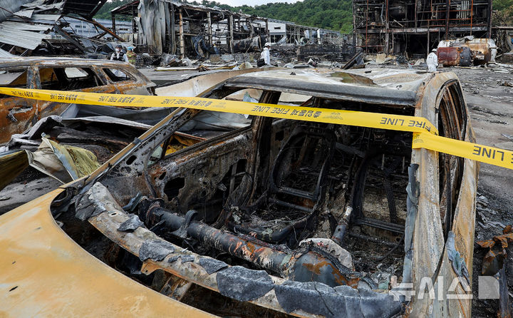 [영천=뉴시스] 이무열 기자 = 5일 경북 영천시 금호읍 채신공단 내 화장품 원료공장 화재현장에서 행안부 국립재난안전연구원, 국과수, 소방, 경찰 등 관계자들이 합동감식을 진행하고 있다. 지난 3일 낮 12시42분쯤 폭발 사고가 발생해 근로자 1명이 숨지고 3명이 중경상을 입었다. 2025.08.05. lmy@newsis.com