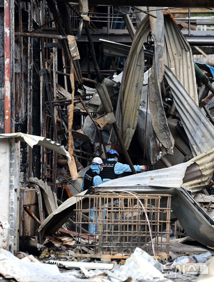 [영천=뉴시스] 이무열 기자 = 5일 경북 영천시 금호읍 채신공단 내 화장품 원료공장 화재현장에서 행안부 국립재난안전연구원, 국과수, 소방, 경찰 등 관계자들이 합동감식을 진행하고 있다. 지난 3일 낮 12시42분쯤 폭발 사고가 발생해 근로자 1명이 숨지고 3명이 중경상을 입었다. 2025.08.05. lmy@newsis.com