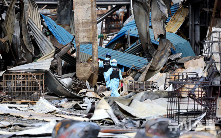 [영천=뉴시스] 이무열 기자 = 5일 경북 영천시 금호읍 채신공단 내 화장품 원료공장 화재현장에서 행안부 국립재난안전연구원, 국과수, 소방, 경찰 등 관계자들이 합동감식을 진행하고 있다. 지난 3일 낮 12시42분쯤 폭발 사고가 발생해 근로자 1명이 숨지고 3명이 중경상을 입었다. 2025.08.05. lmy@newsis.com