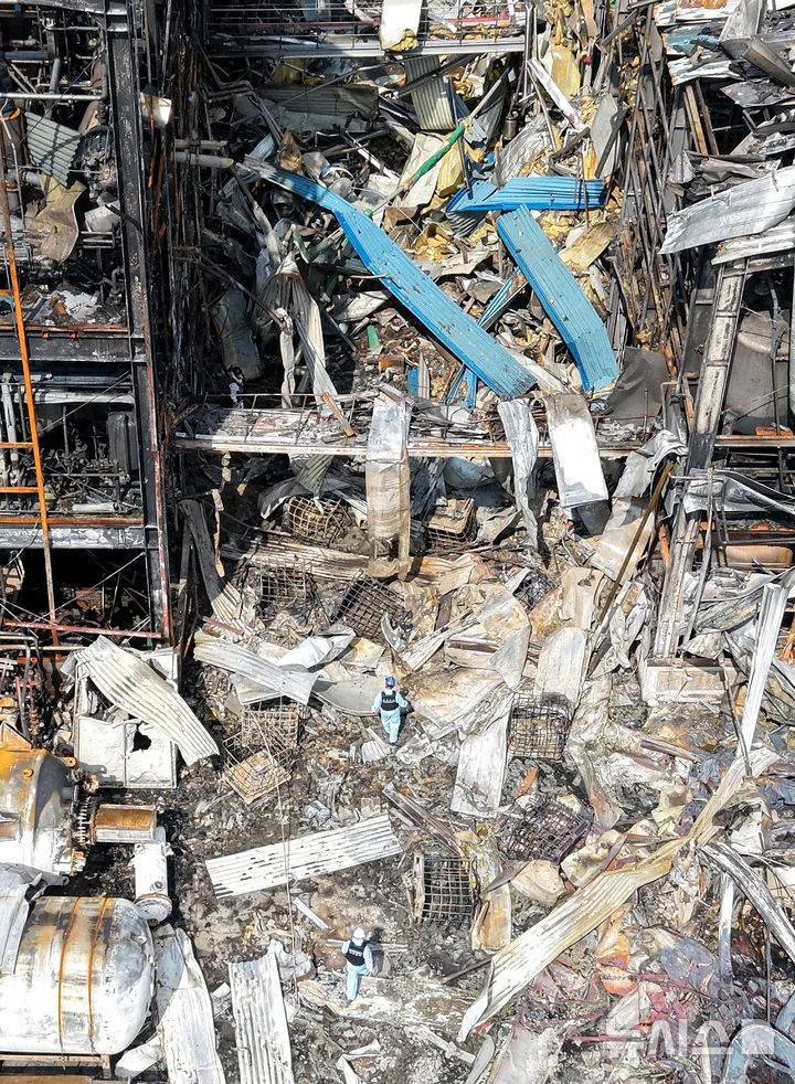 [영천=뉴시스] 이무열 기자 = 5일 경북 영천시 금호읍 채신공단 내 화장품 원료공장 화재현장에서 행안부 국립재난안전연구원, 국과수, 소방, 경찰 등 관계자들이 합동감식을 진행하고 있다. 지난 3일 낮 12시42분쯤 폭발 사고가 발생해 근로자 1명이 숨지고 3명이 중경상을 입었다. 2025.08.05. lmy@newsis.com