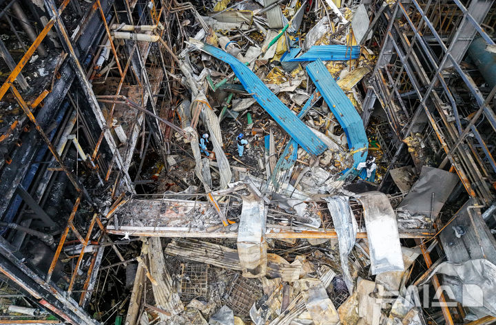 [영천=뉴시스] 이무열 기자 = 5일 경북 영천시 금호읍 채신공단 내 화장품 원료공장 화재현장에서 행안부 국립재난안전연구원, 국과수, 소방, 경찰 등 관계자들이 합동감식을 진행하고 있다. 지난 3일 낮 12시42분쯤 폭발 사고가 발생해 근로자 1명이 숨지고 3명이 중경상을 입었다. 2025.08.05. lmy@newsis.com