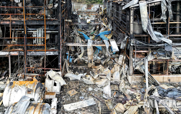 [영천=뉴시스] 이무열 기자 = 5일 경북 영천시 금호읍 채신공단 내 화장품 원료공장 화재현장에서 행안부 국립재난안전연구원, 국과수, 소방, 경찰 등 관계자들이 합동감식을 진행하고 있다. 지난 3일 낮 12시42분쯤 폭발 사고가 발생해 근로자 1명이 숨지고 3명이 중경상을 입었다. 2025.08.05. lmy@newsis.com