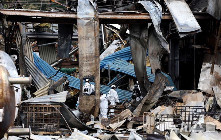[영천=뉴시스] 이무열 기자 = 5일 경북 영천시 금호읍 채신공단 내 화장품 원료공장 화재현장에서 행안부 국립재난안전연구원, 국과수, 소방, 경찰 등 관계자들이 합동감식을 진행하고 있다. 지난 3일 낮 12시42분쯤 폭발 사고가 발생해 근로자 1명이 숨지고 3명이 중경상을 입었다. 2025.08.05. lmy@newsis.com
