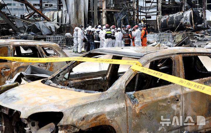 [영천=뉴시스] 이무열 기자 = 5일 경북 영천시 금호읍 채신공단 내 화장품 원료공장 화재현장에서 행안부 국립재난안전연구원, 국과수, 소방, 경찰 등 관계자들이 합동감식을 진행하고 있다. 지난 3일 낮 12시42분쯤 폭발 사고가 발생해 근로자 1명이 숨지고 3명이 중경상을 입었다. 2025.08.05. lmy@newsis.com